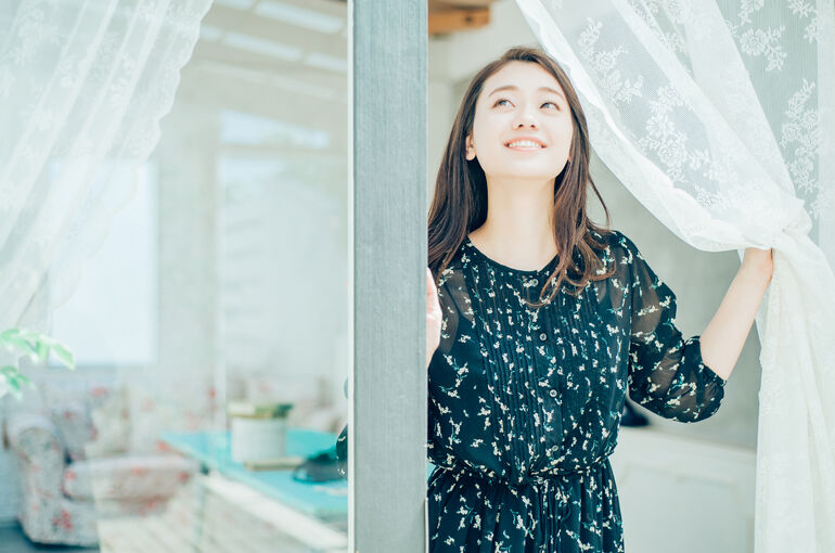 空を見る女性